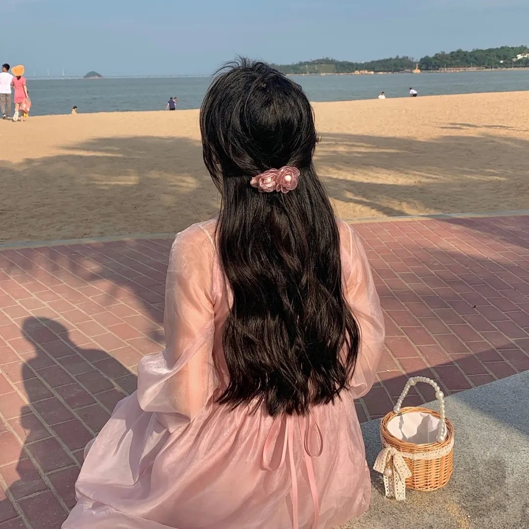 想踢沉迷男的女人